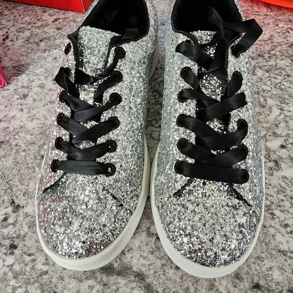 New In Box Rampage Silver Glitter Sneakers So Cool .well Made